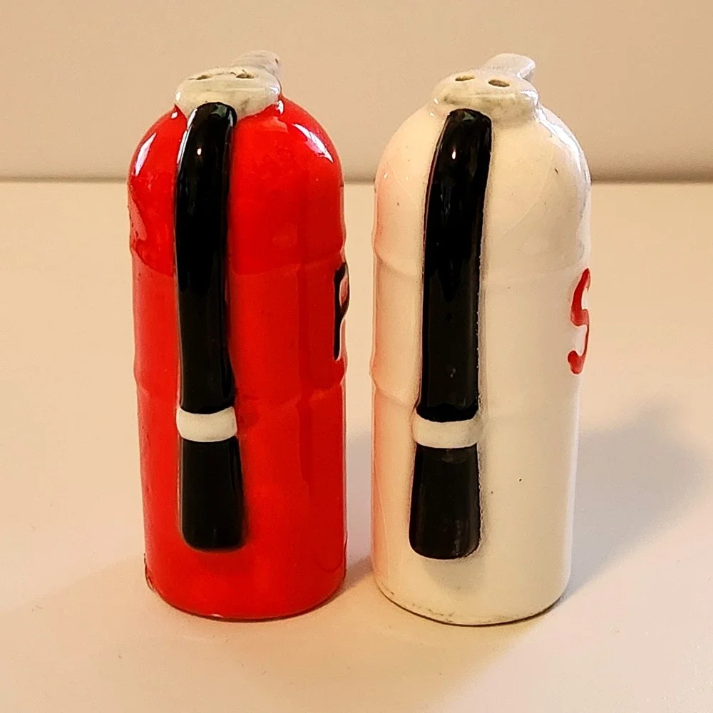 Vintage 1992 Enesco Fire Extinguisher Salt and Pepper Shakers - Picture 2 of 8
